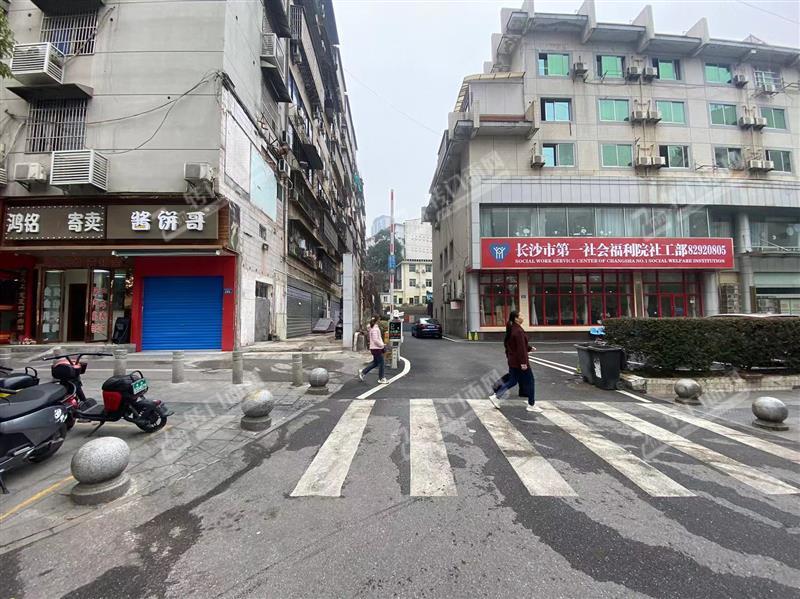 房东直租！黄土岭地铁口旁100㎡临街旺铺      